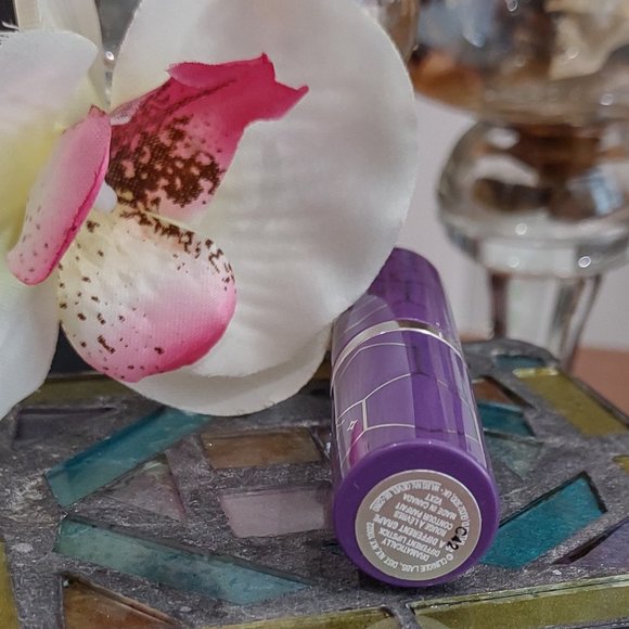 Clinique Dramatically Different Lipstick #50 A Different Grape - Picture 4 of 5